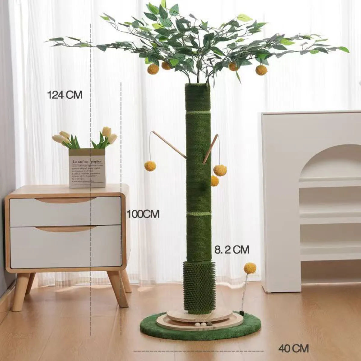 Decorative tree-shaped cat scratching post, green sisal, with hanging ball toys